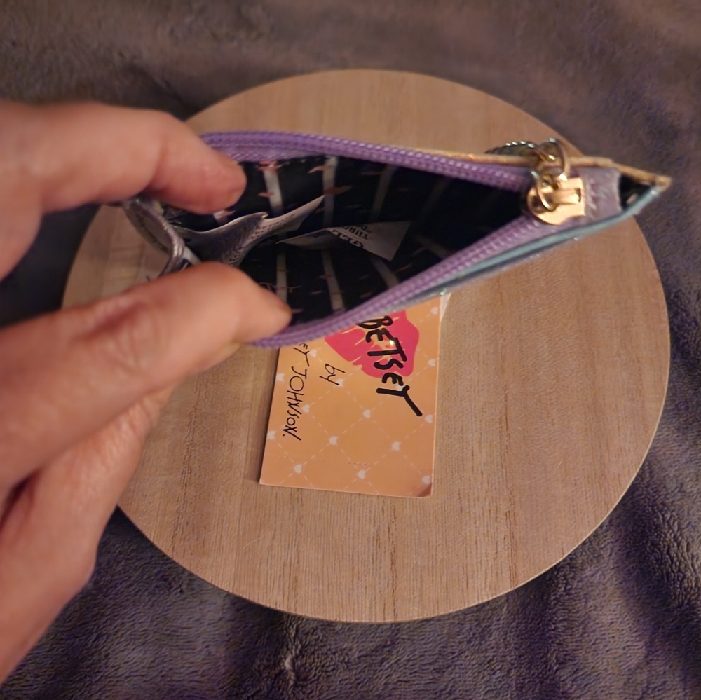 Nwt Betsey Johnson card holder/ money π° holder with key chain. - Picture 3 of 4